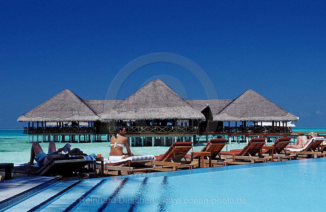 Pool und Strandbar auf Malediveninsel