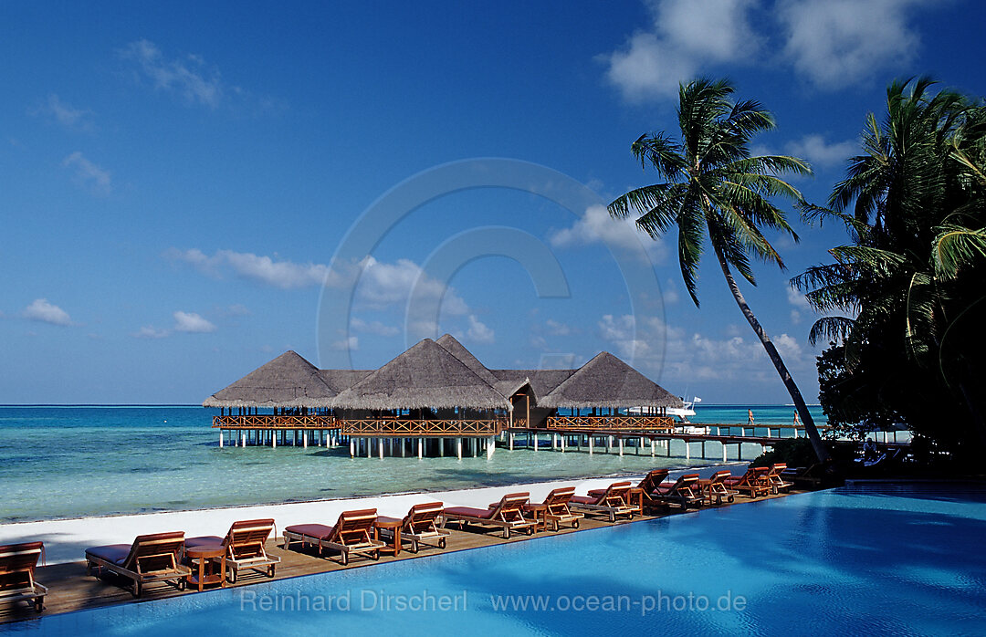 Pool und Strandbar auf Malediveninsel, Indischer Ozean, Medhufushi, Meemu Atoll, Malediven