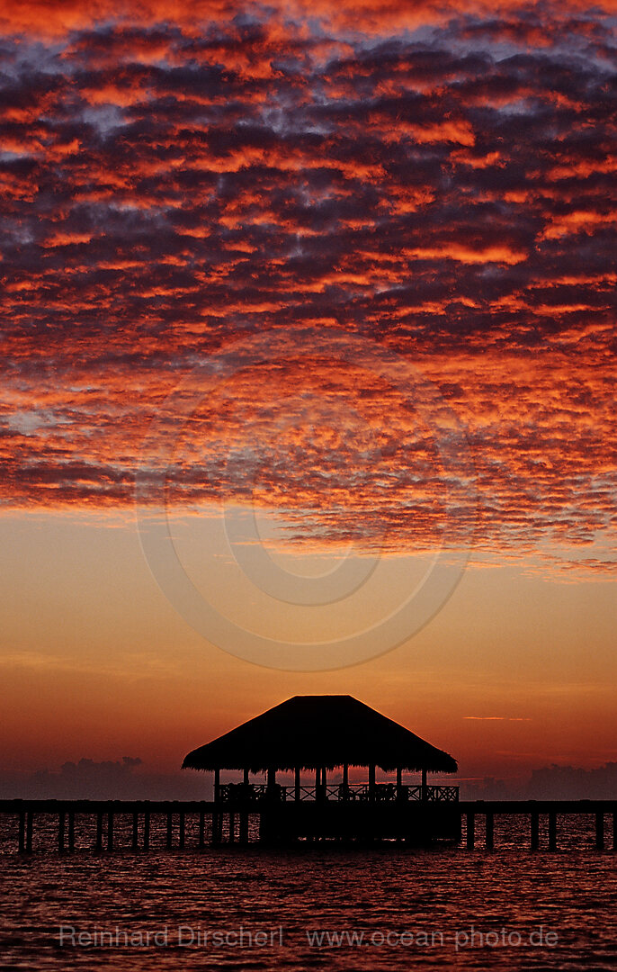 Sonnenuntergang auf den Malediven, Indischer Ozean, Medhufushi, Meemu Atoll, Malediven