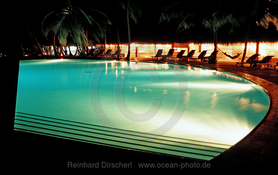 Pool bei Nacht, Indischer Ozean, Medhufushi, Meemu Atoll, Malediven