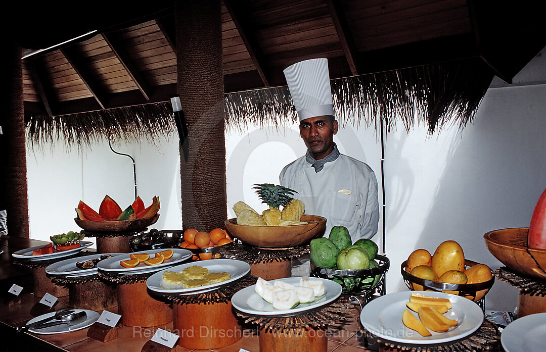 Koch praesentiert Buffet, Indischer Ozean, Medhufushi, Meemu Atoll, Malediven