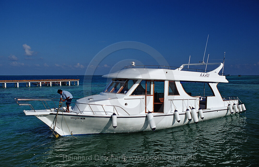 Schnellboot ankert, Indischer Ozean, Medhufushi, Meemu Atoll, Malediven