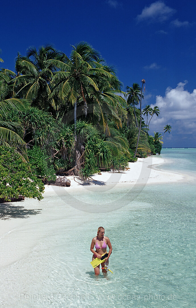 Touristin am Strand, Indischer Ozean, Medhufushi, Meemu Atoll, Malediven