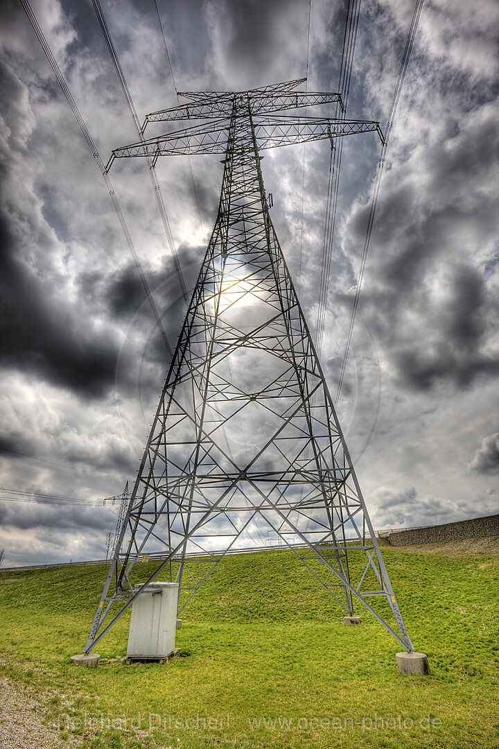 Wolkenhimmel und Strommast, Muenchen, Bayern, Deutschland, BRD