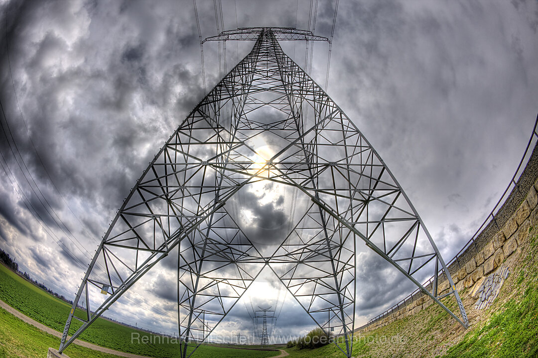 Strommast und Wolkenhimmel