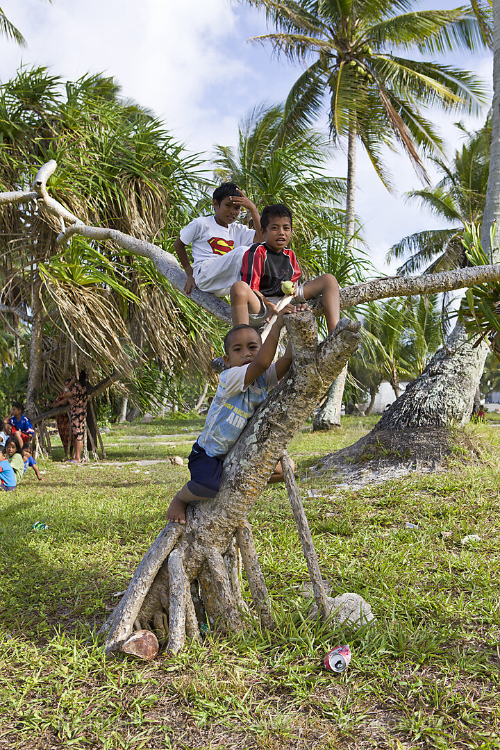 Kinder auf der Insel Woja