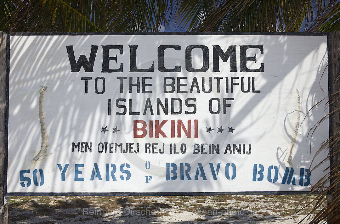 Schild auf Bikini