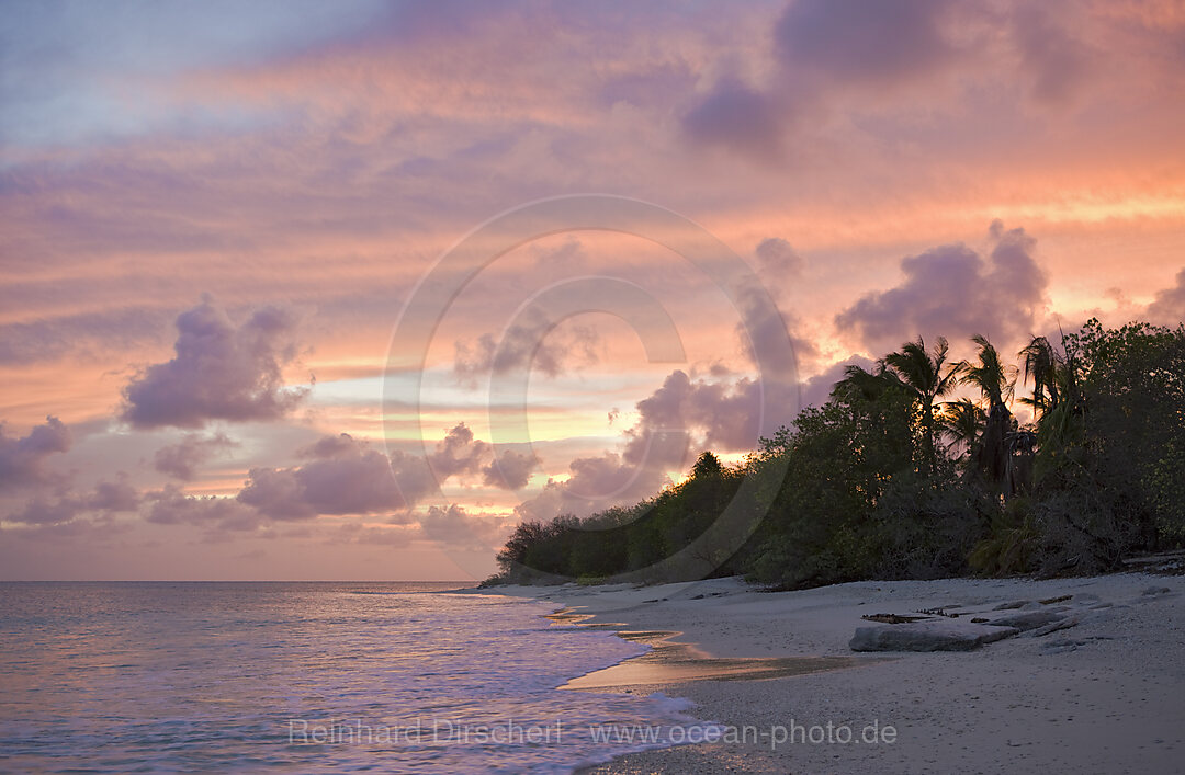 Strand von Bikini bei Sonnenuntergang