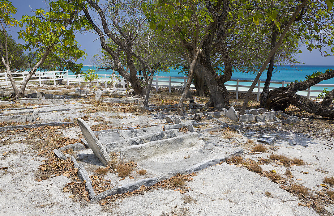 Friedhof von Bikini mit alten Grabsteinen