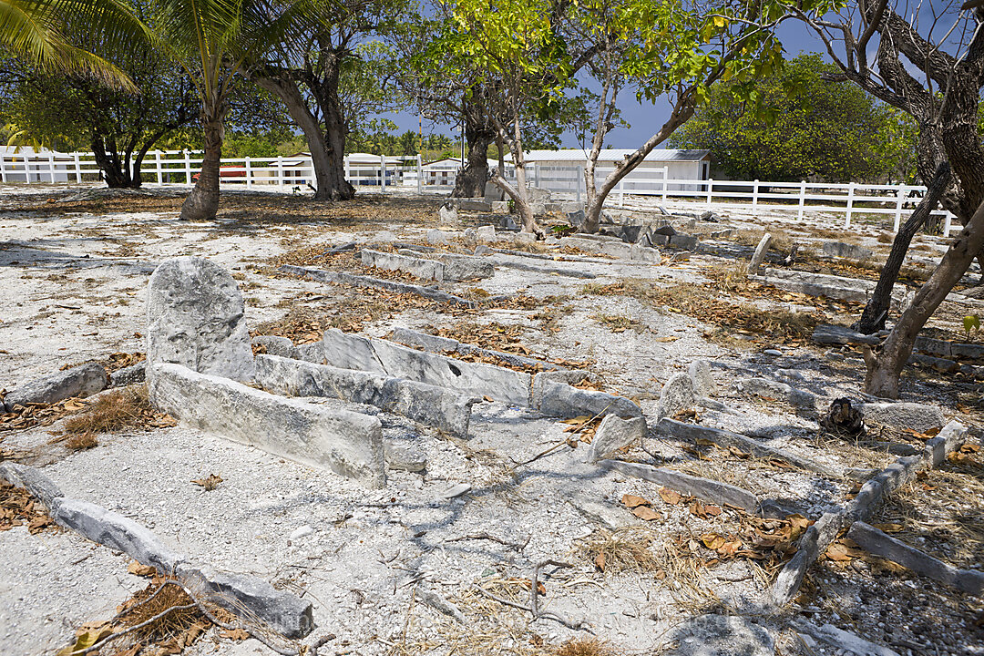 Friedhof von Bikini mit alten Grabsteinen, Bikini Atoll, Mikronesien, Pazifik, Marschallinseln