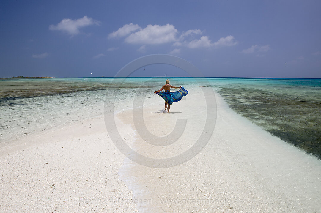 Touristin am Strand von Bikini, Bikini Atoll, Mikronesien, Pazifik, Marschallinseln