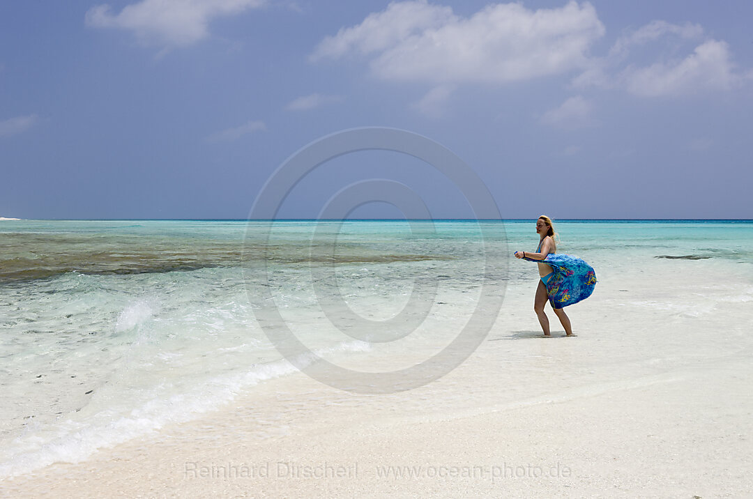 Touristin am Strand von Bikini