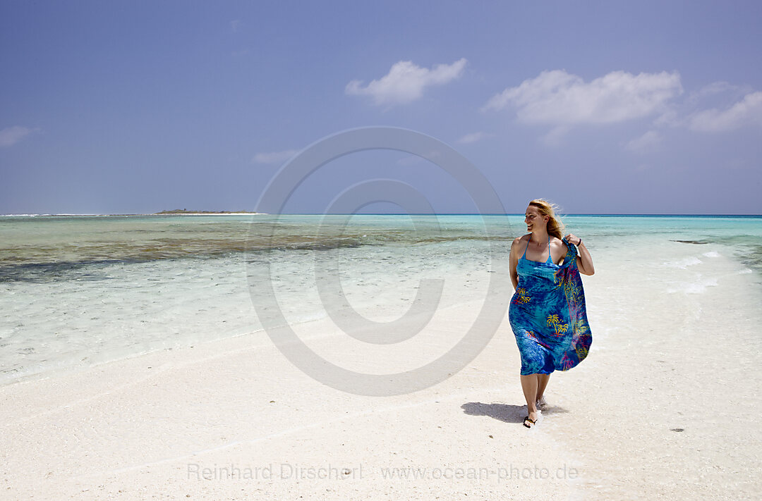 Touristin am Strand von Bikini, Bikini Atoll, Mikronesien, Pazifik, Marschallinseln