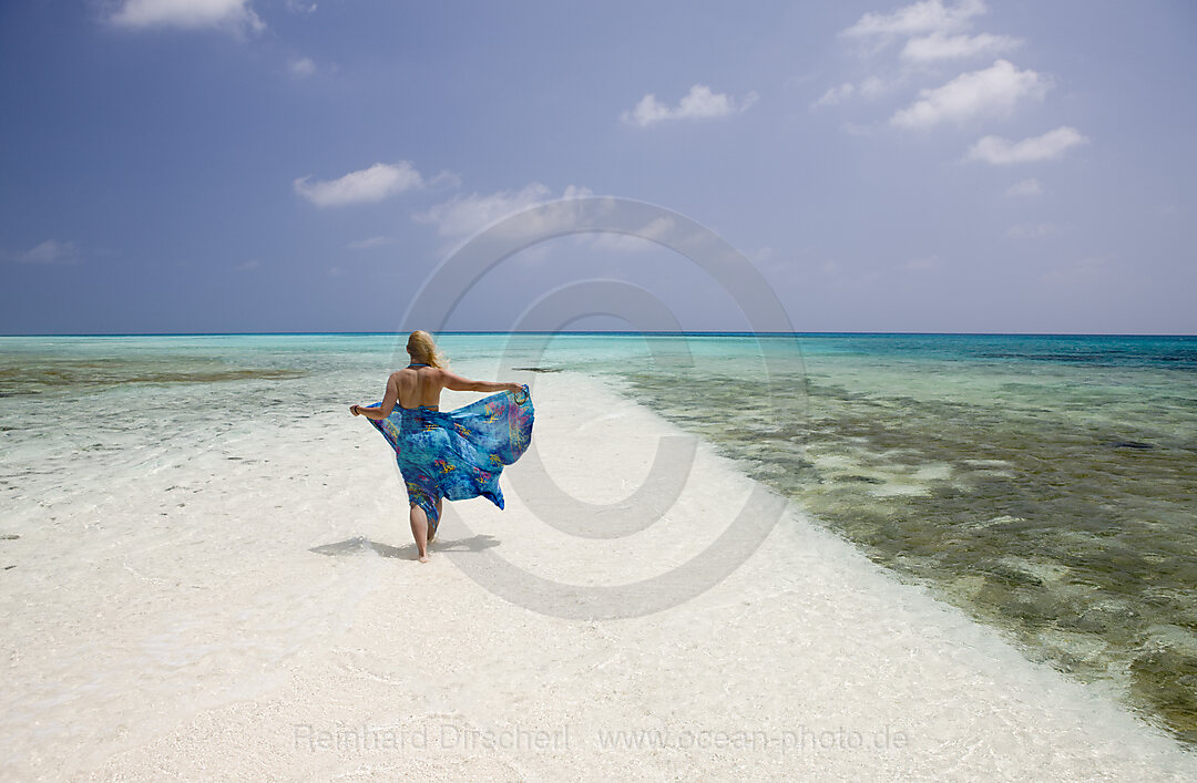 Touristin am Strand von Bikini, Bikini Atoll, Mikronesien, Pazifik, Marschallinseln