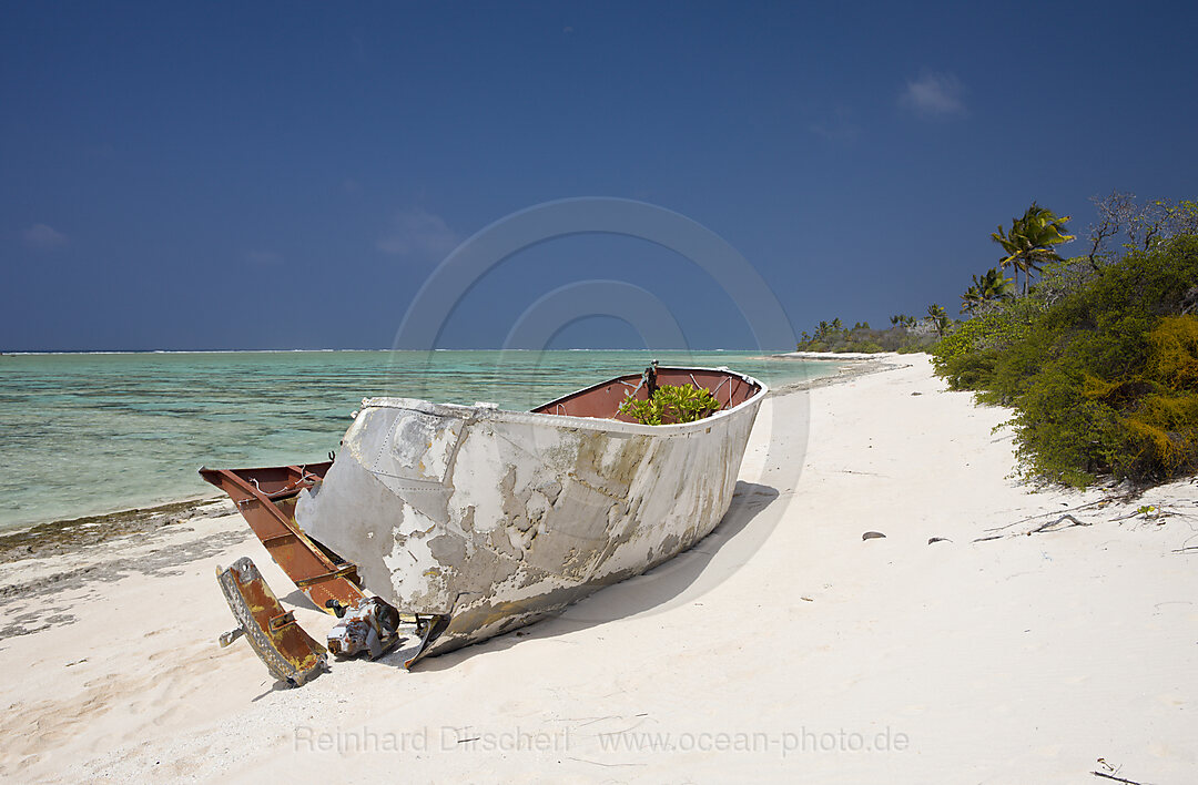 Angeschwemmtes Schiffswrack am Strand von Bikini, Bikini Atoll, Mikronesien, Pazifik, Marschallinseln