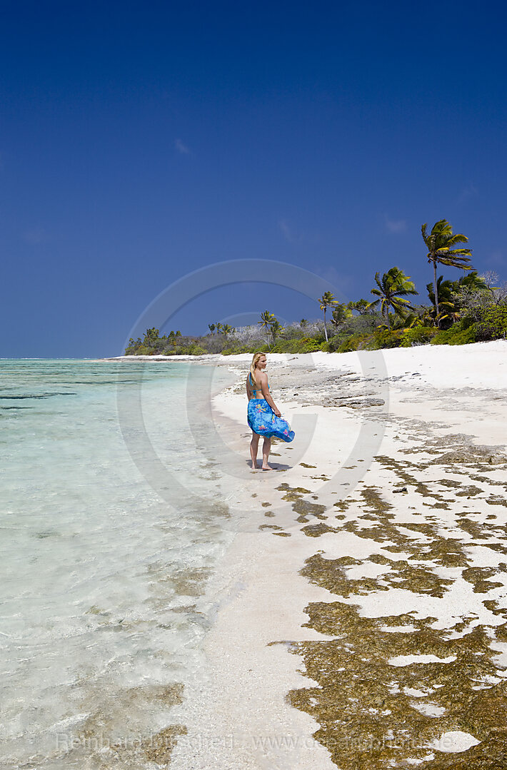 Touristin am Strand von Bikini