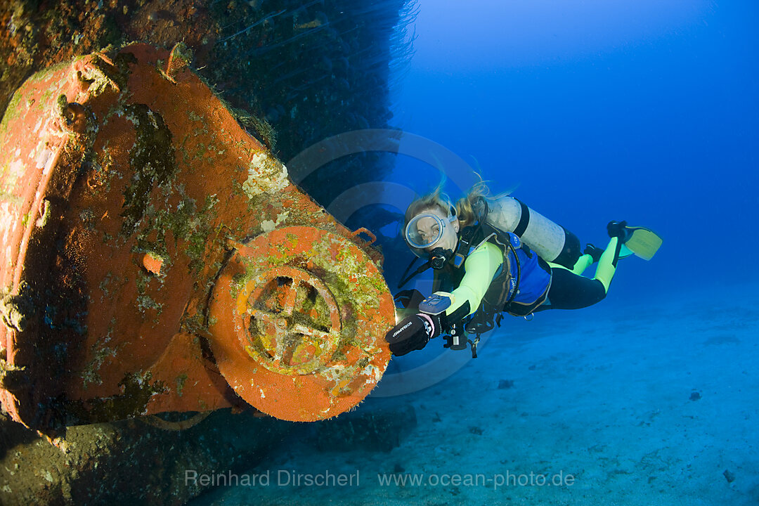 Taucher oeffnet Luke am Zerstoerer USS Anderson