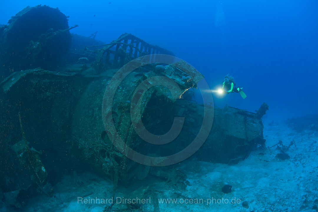 Taucher an der Bruecke der USS Anderson