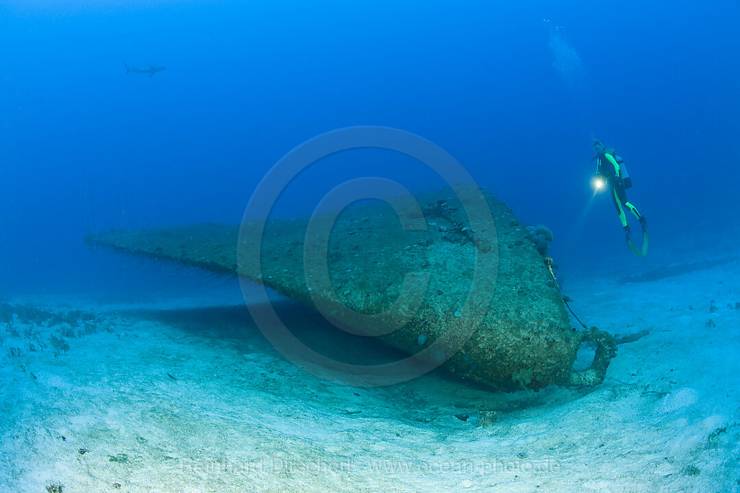 Taucher am Bug der USS Anderson
