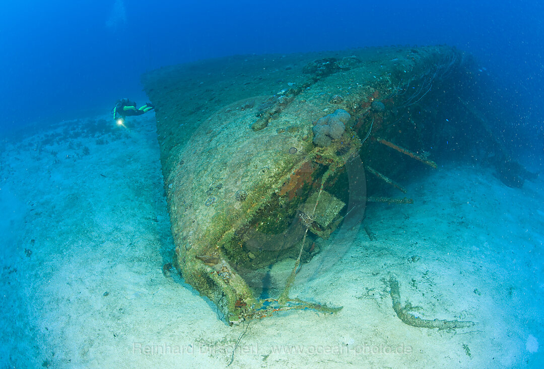 Taucher am Bug der USS Anderson
