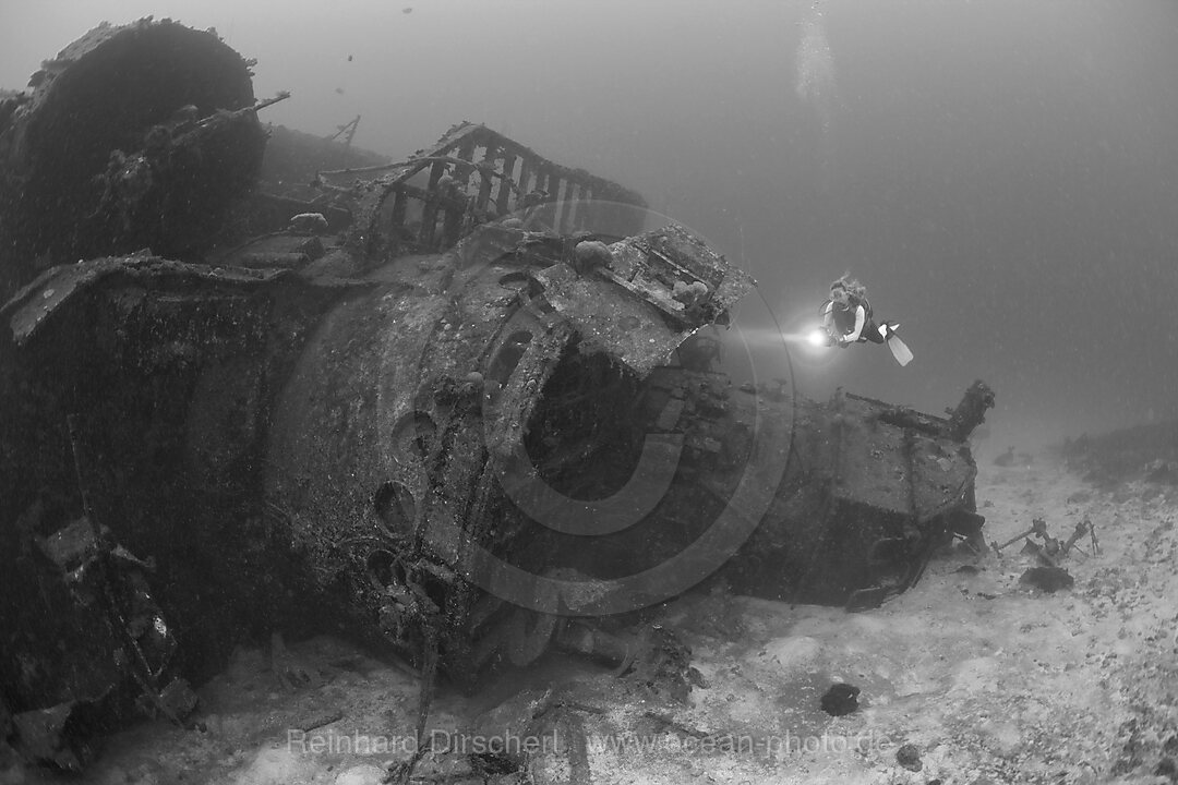 Taucher an der Bruecke der USS Anderson
