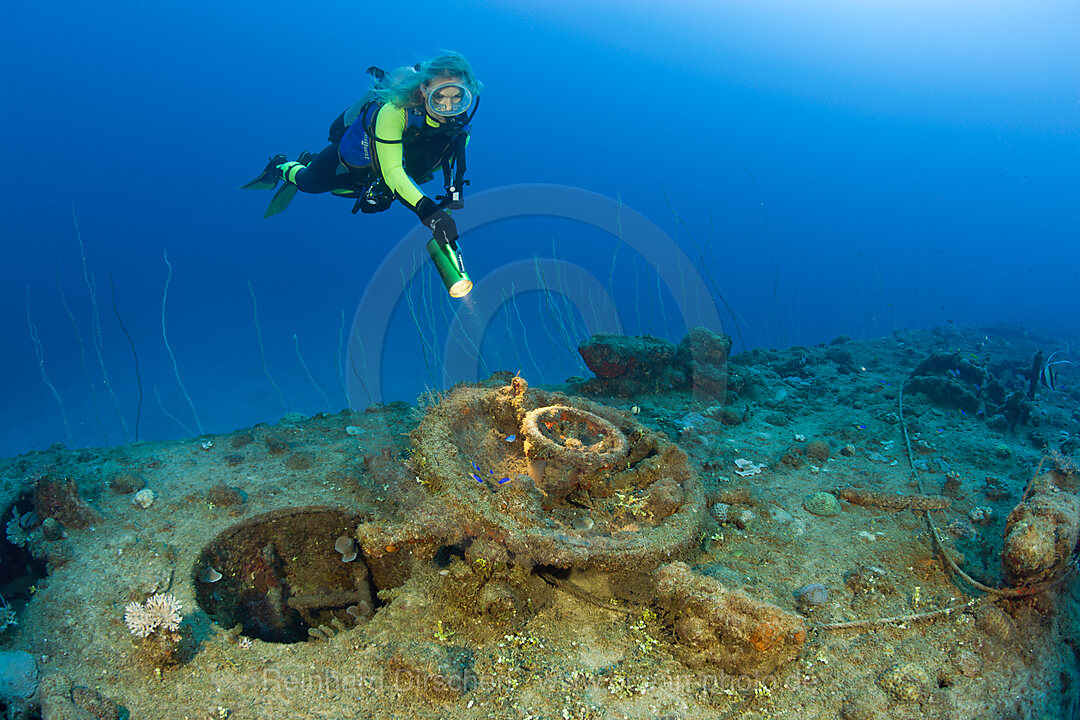 Taucher an einer Luke am Heck des U-Bootes USS Apogon, Bikini Atoll, Mikronesien, Pazifik, Marschallinseln