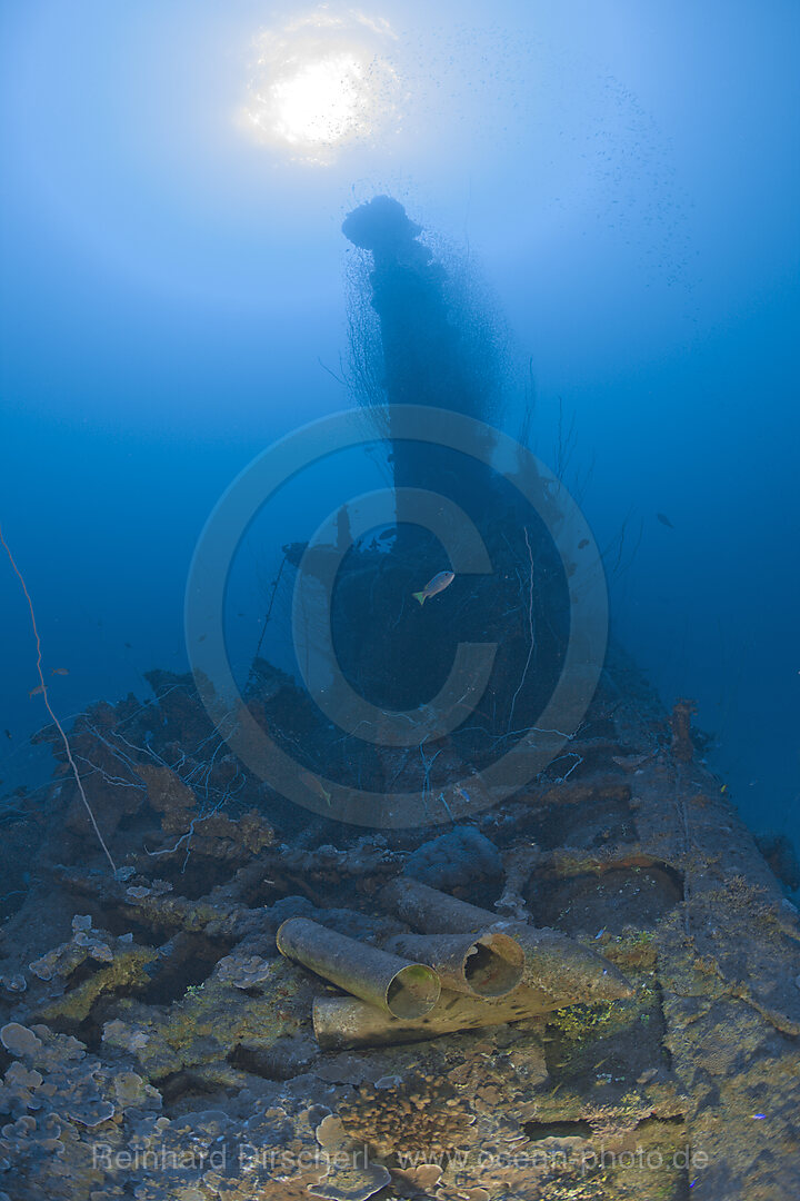 Scharfe Munition und Munitionshuelsen am Turm des U-Bootes USS Apogon, Bikini Atoll, Mikronesien, Pazifik, Marschallinseln