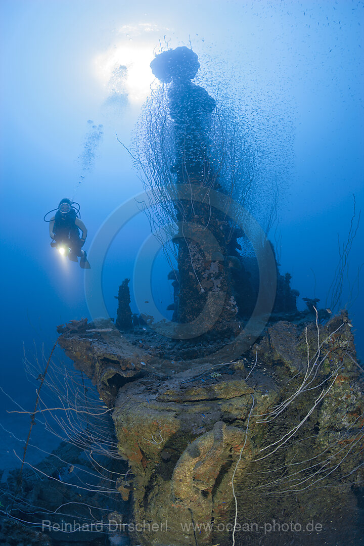 Taucher am Turm des U-Bootes USS Apogon, Bikini Atoll, Mikronesien, Pazifik, Marschallinseln