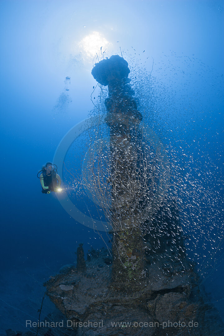 Taucher am Turm des U-Bootes USS Apogon, Bikini Atoll, Mikronesien, Pazifik, Marschallinseln