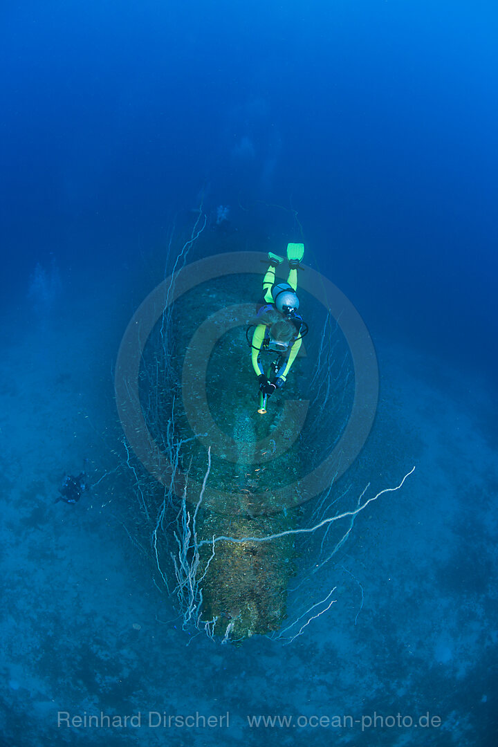 Taucher ueber Bug des U-Bootes USS Apogon, Bikini Atoll, Mikronesien, Pazifik, Marschallinseln