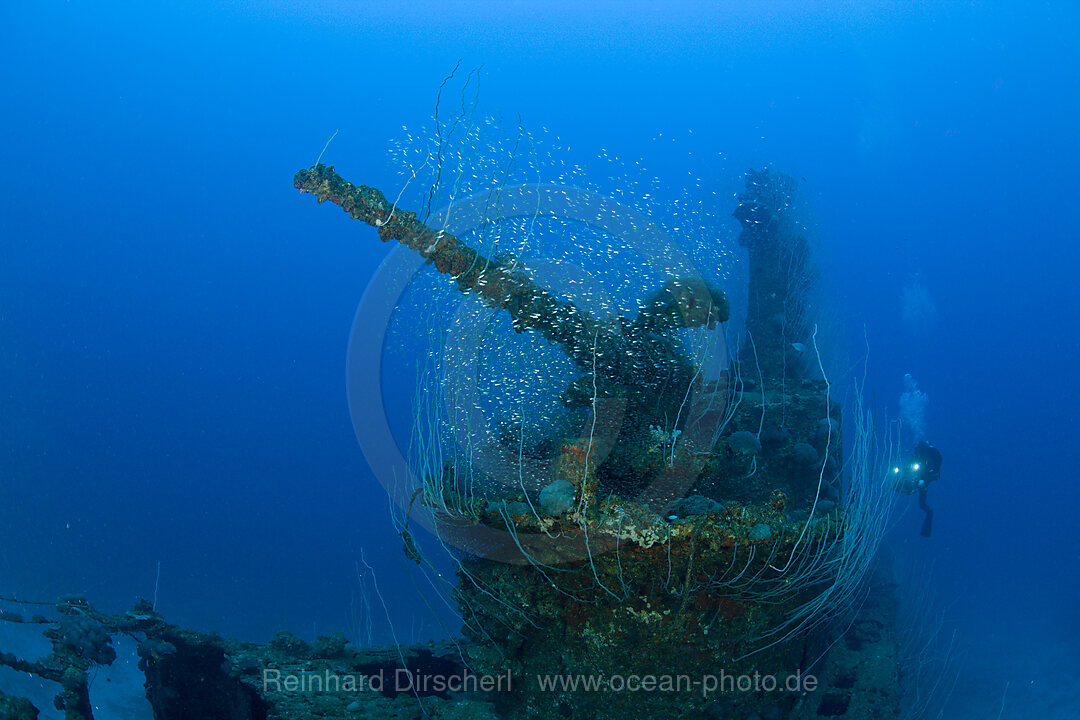 Taucher am 5-Zoll-Geschuetz des U-Bootes USS Apogon, Bikini Atoll, Mikronesien, Pazifik, Marschallinseln