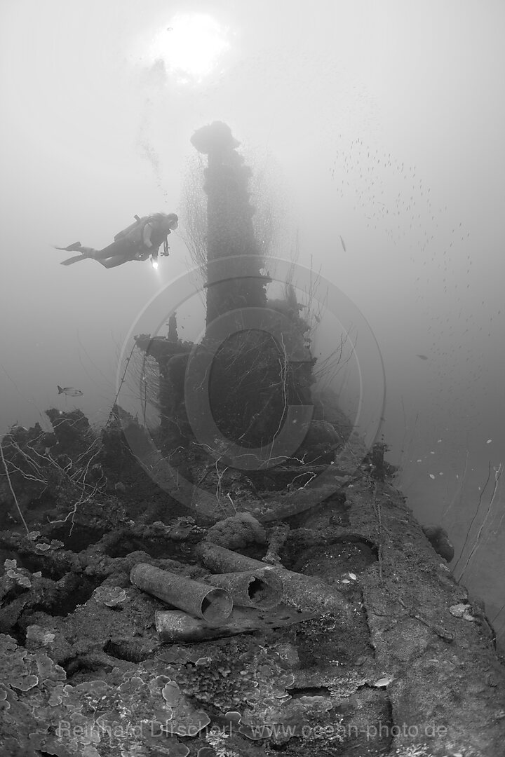 Taucher ueber Munition bei Turm des U-Bootes USS Apogon, Bikini Atoll, Mikronesien, Pazifik, Marschallinseln