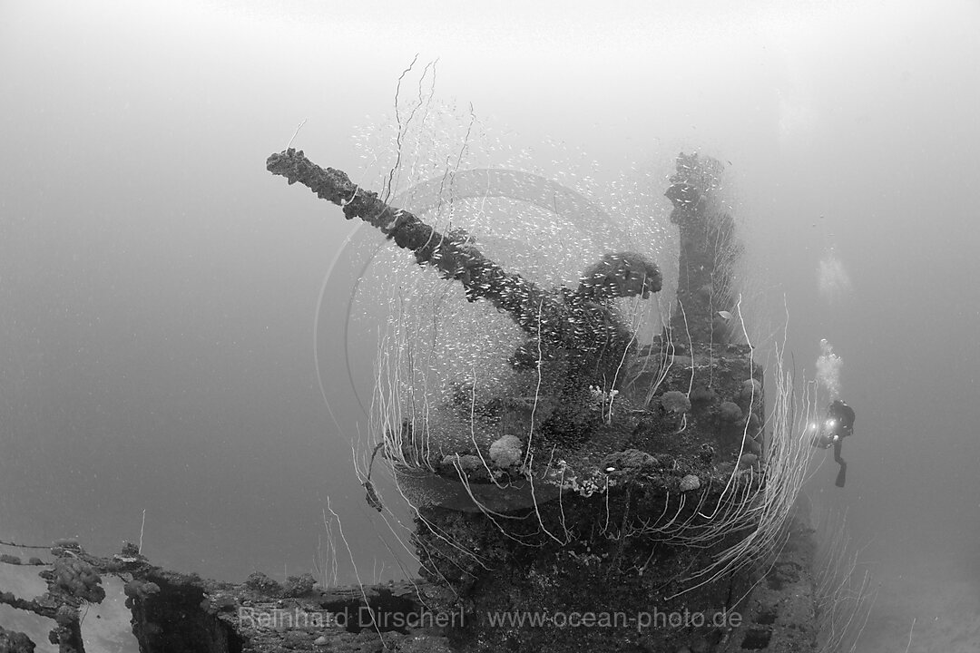 Taucher am 5-Zoll-Geschuetz des U-Bootes USS Apogon, Bikini Atoll, Mikronesien, Pazifik, Marschallinseln