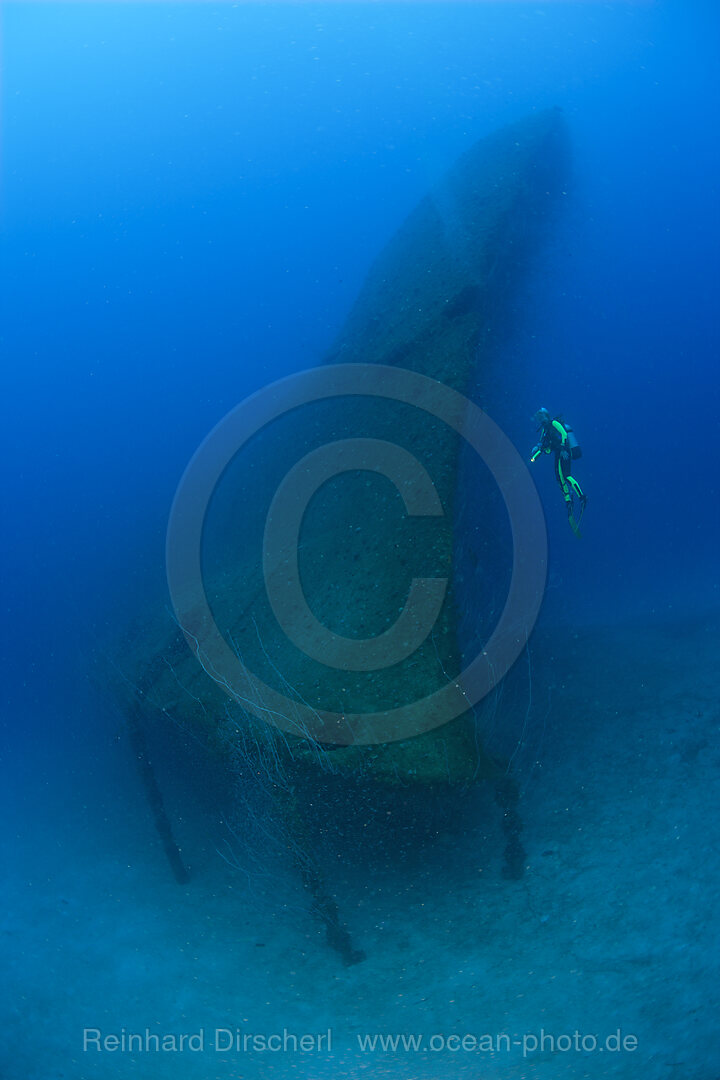 Taucher am Bug der USS Arkansas, Bikini Atoll, Mikronesien, Pazifik, Marschallinseln