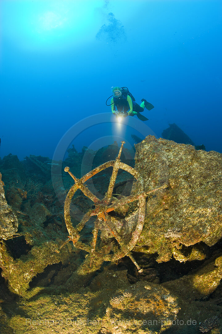 Taucher findet Steuerrad und Wrackteile auf der USS Carlisle