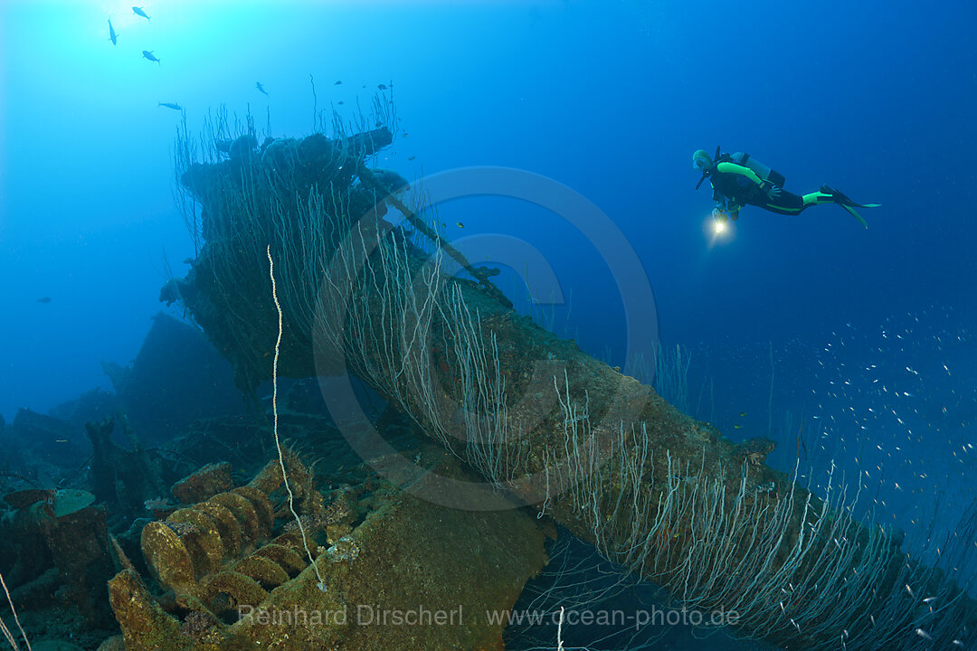 Taucher am gebrochenen Mast der USS Carlisle