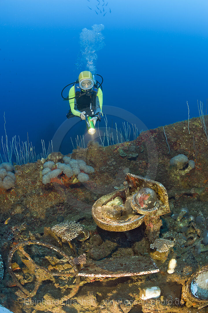 Diver entdeckt Artefakte am Wrack der USS Carlisle