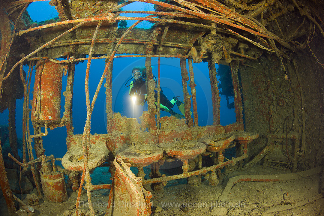 Taucher am Waschraum des Zerstoerers USS Lamson, Bikini Atoll, Mikronesien, Pazifik, Marschallinseln