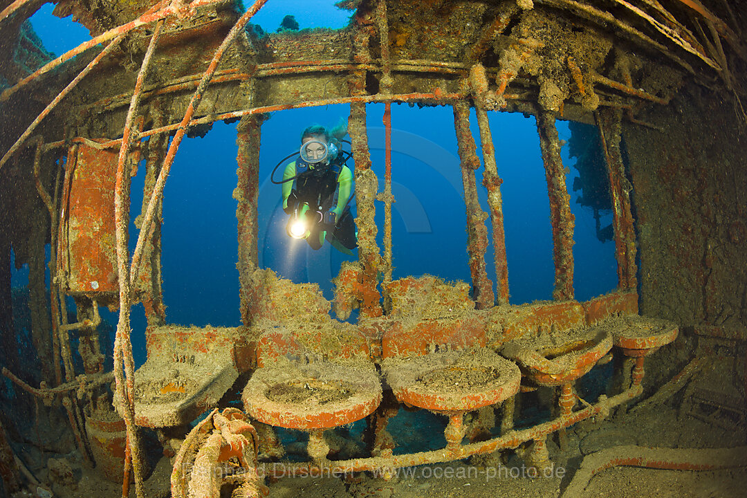 Taucher am Waschraum des Zerstoerers USS Lamson, Bikini Atoll, Mikronesien, Pazifik, Marschallinseln