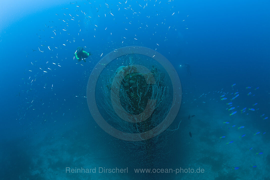 Taucher am Bug der USS Lamson