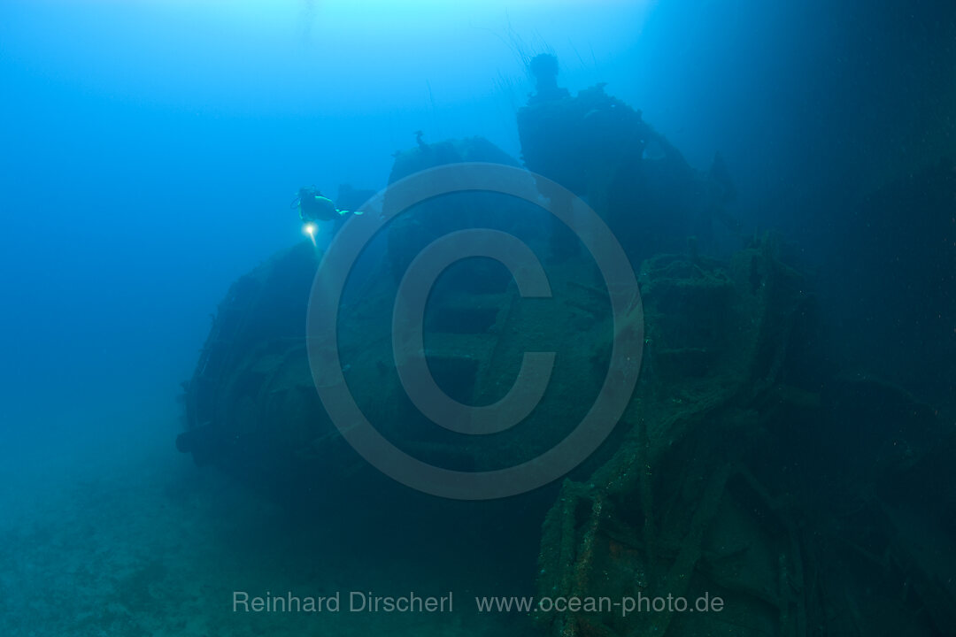 Taucher an der Bruecke der HIJMS Nagato, Bikini Atoll, Mikronesien, Pazifik, Marschallinseln