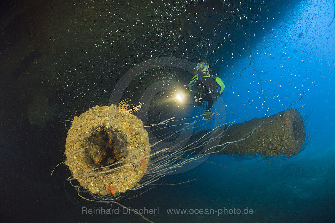 Taucher am massiven 16-Zoll 45 Kaliber Geschuetz unter der HIJMS Nagato, Bikini Atoll, Mikronesien, Pazifik, Marschallinseln