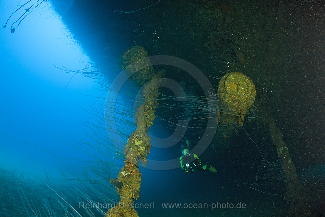 Taucher am massiven 16-Zoll 45 Kaliber Geschuetz unter der HIJMS Nagato, Bikini Atoll, Mikronesien, Pazifik, Marschallinseln