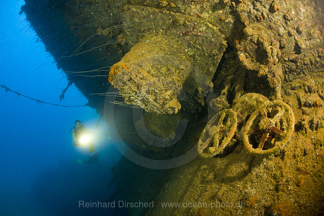 Taucher und Ventile und Wrackteile der HIJMS Nagato, Bikini Atoll, Mikronesien, Pazifik, Marschallinseln