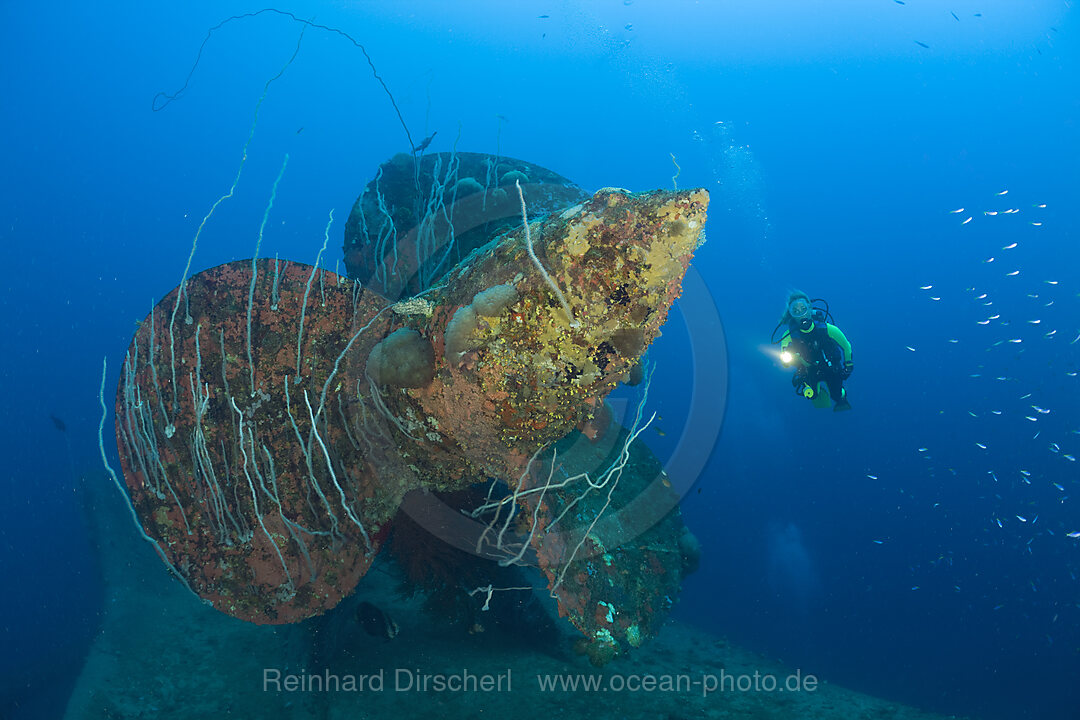 Taucher an der Schiffschraube der HIJMS Nagato, Bikini Atoll, Mikronesien, Pazifik, Marschallinseln