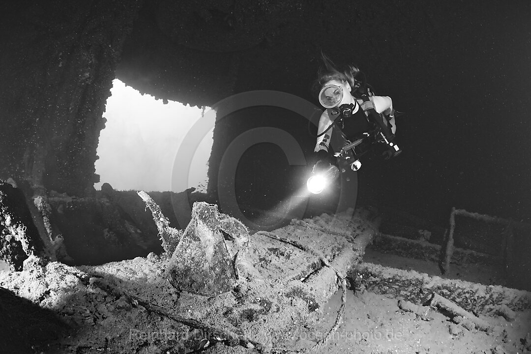 Taucher findet Teekanne im Wrack der HIJMS Nagato, Bikini Atoll, Mikronesien, Pazifik, Marschallinseln