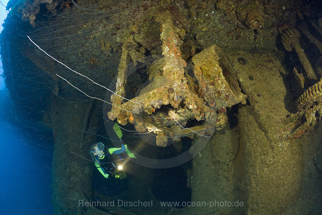 Tauchen am japanischen Schlachtschiff HIJMS Nagato, Bikini Atoll, Mikronesien, Pazifik, Marschallinseln