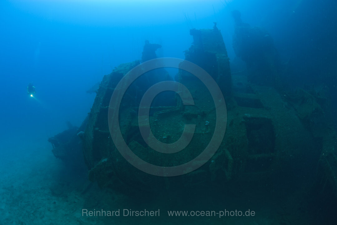 Taucher an der Bruecke der HIJMS Nagato, Bikini Atoll, Mikronesien, Pazifik, Marschallinseln