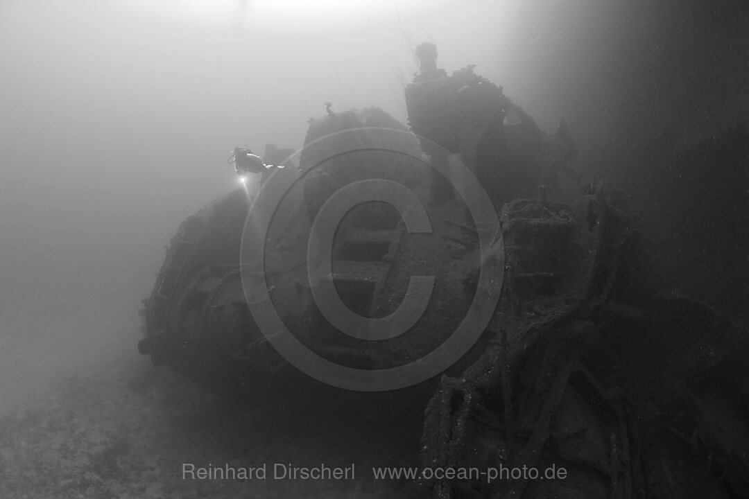 Taucher an der Bruecke der HIJMS Nagato, Bikini Atoll, Mikronesien, Pazifik, Marschallinseln