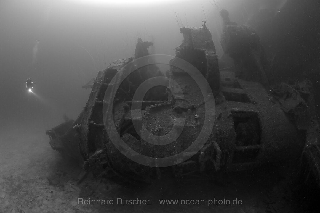 Taucher an der Bruecke der HIJMS Nagato, Bikini Atoll, Mikronesien, Pazifik, Marschallinseln